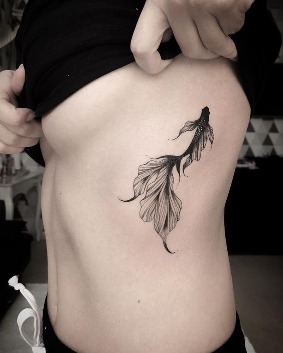 fotos de Tatuagens femininas na costela [tatuagem de borboleta na costela]