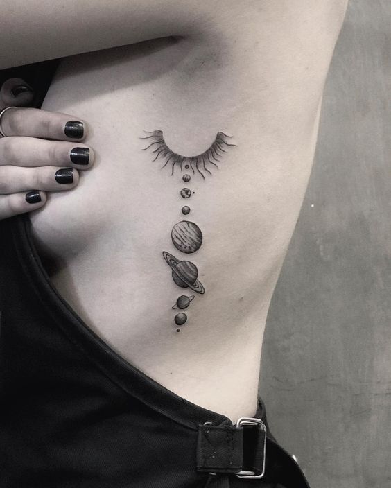 fotos de Tatuagens femininas na costela com sol e planetas 