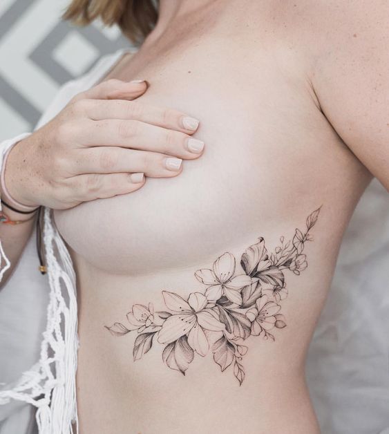 foto de tatuagens femininas na costela de flores