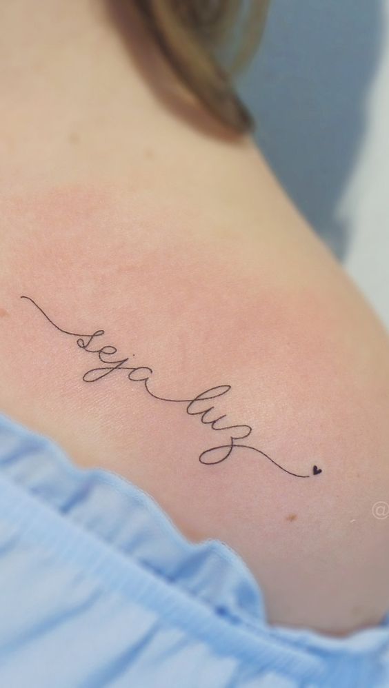 tatuagens femininas escritas no ombro 