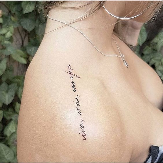 tatuagem feminina escrita