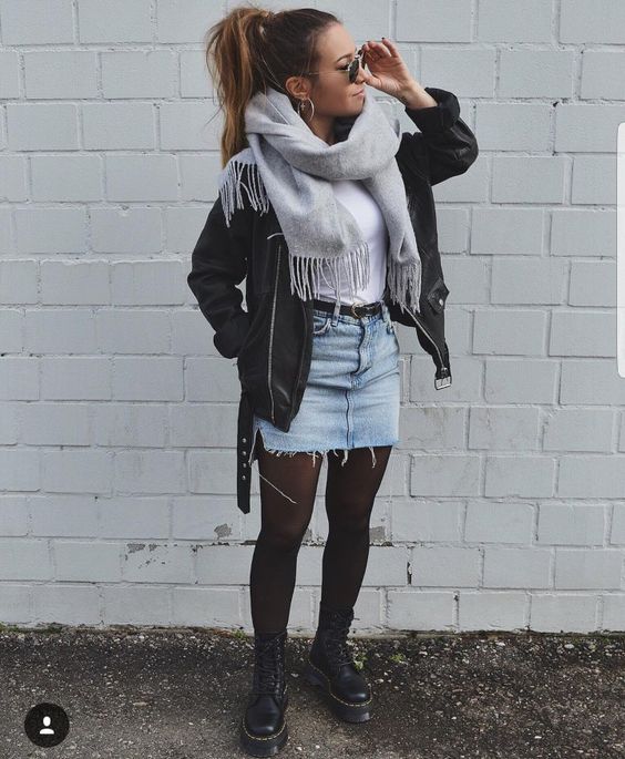 look tumblr de inverno com jaqueta de coura, saia e meia calça