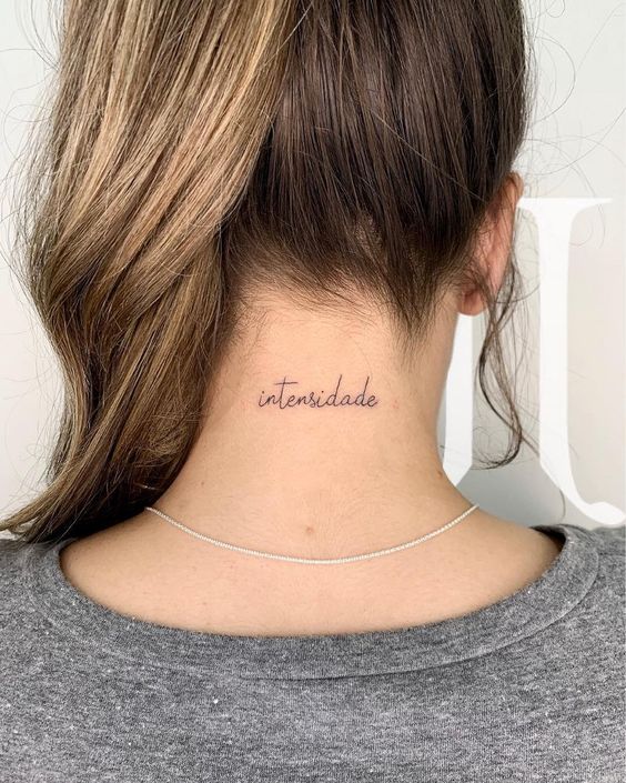 tatuagens femininas escritas no pescoço