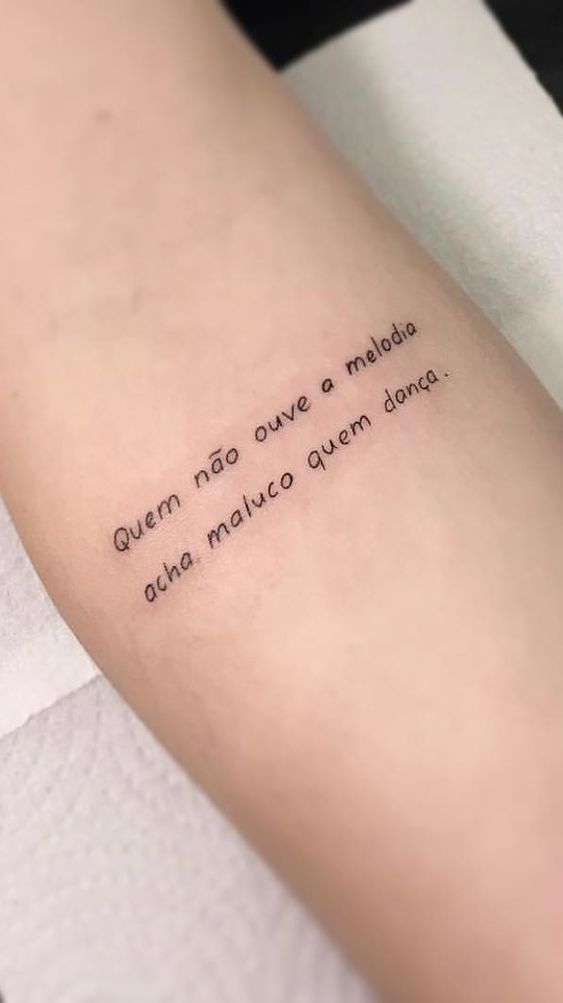 tatuagens femininas escritas no braço