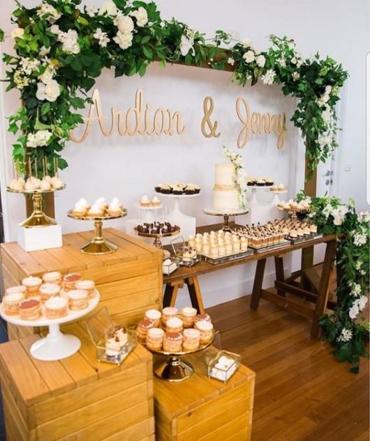 foto de decoração casamento simples [mesa de bolo e doces]