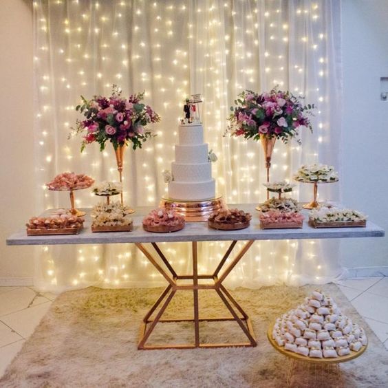 foto de decoração casamento simples [mesa de bolo de casamento e doces]