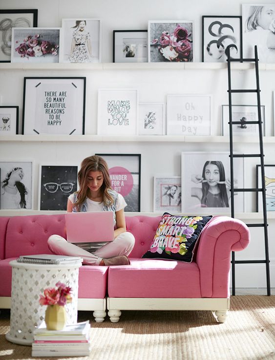 decoração com sofá rosa