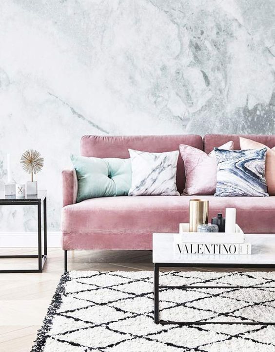 decoração com sofá rosa
