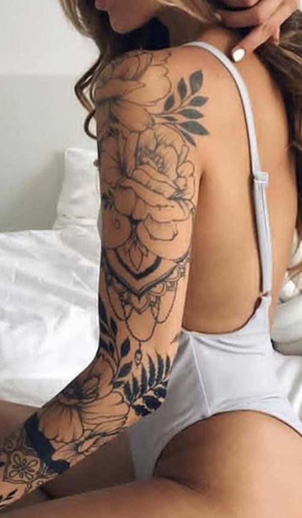 foto de ideias de tatuagem feminina no braço todo