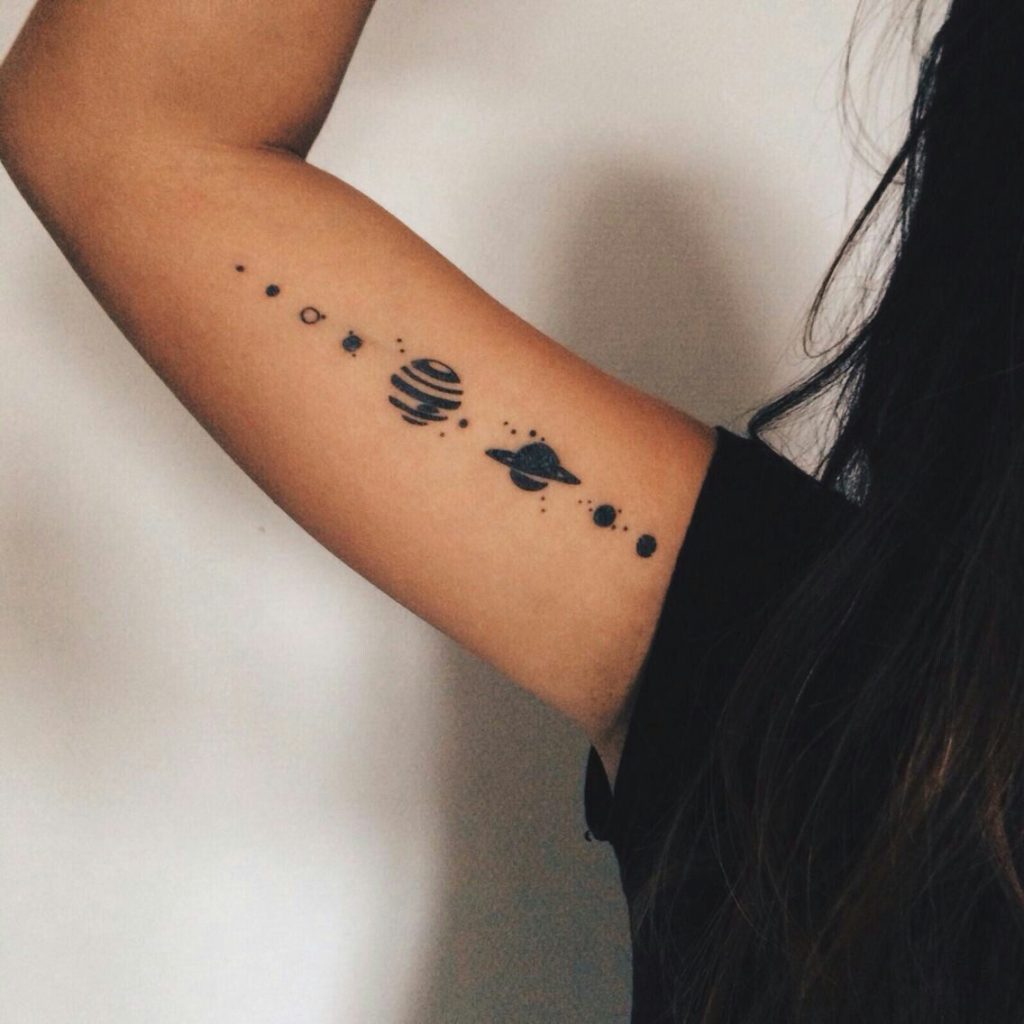foto de tatuagem feminina no braço tatuagem de planetas