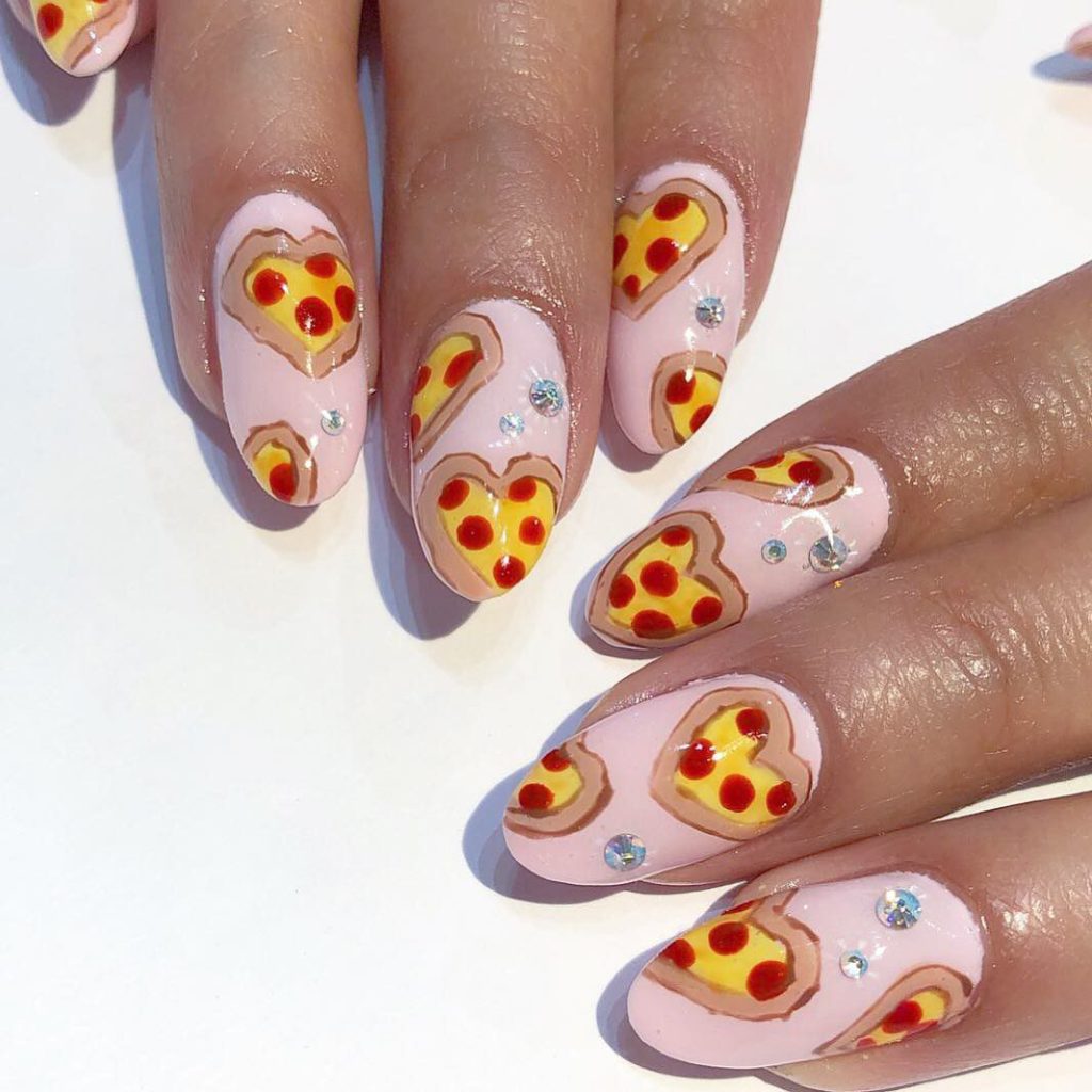 imagem de unhas decoradas com pizza 