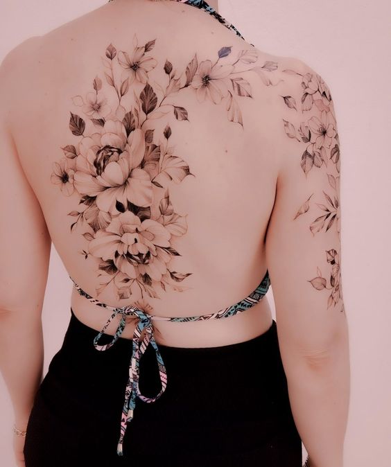tatuagens nas costas femininas flores