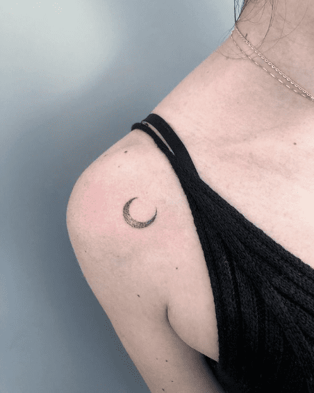 tatuagem feminina delicada lua