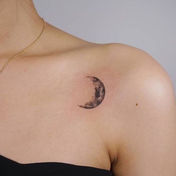 tatuagem feminina delicada lua crescente delicada