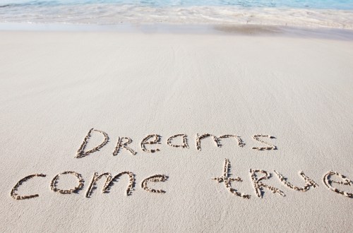 imagem de areia da praia escrito dreams come true