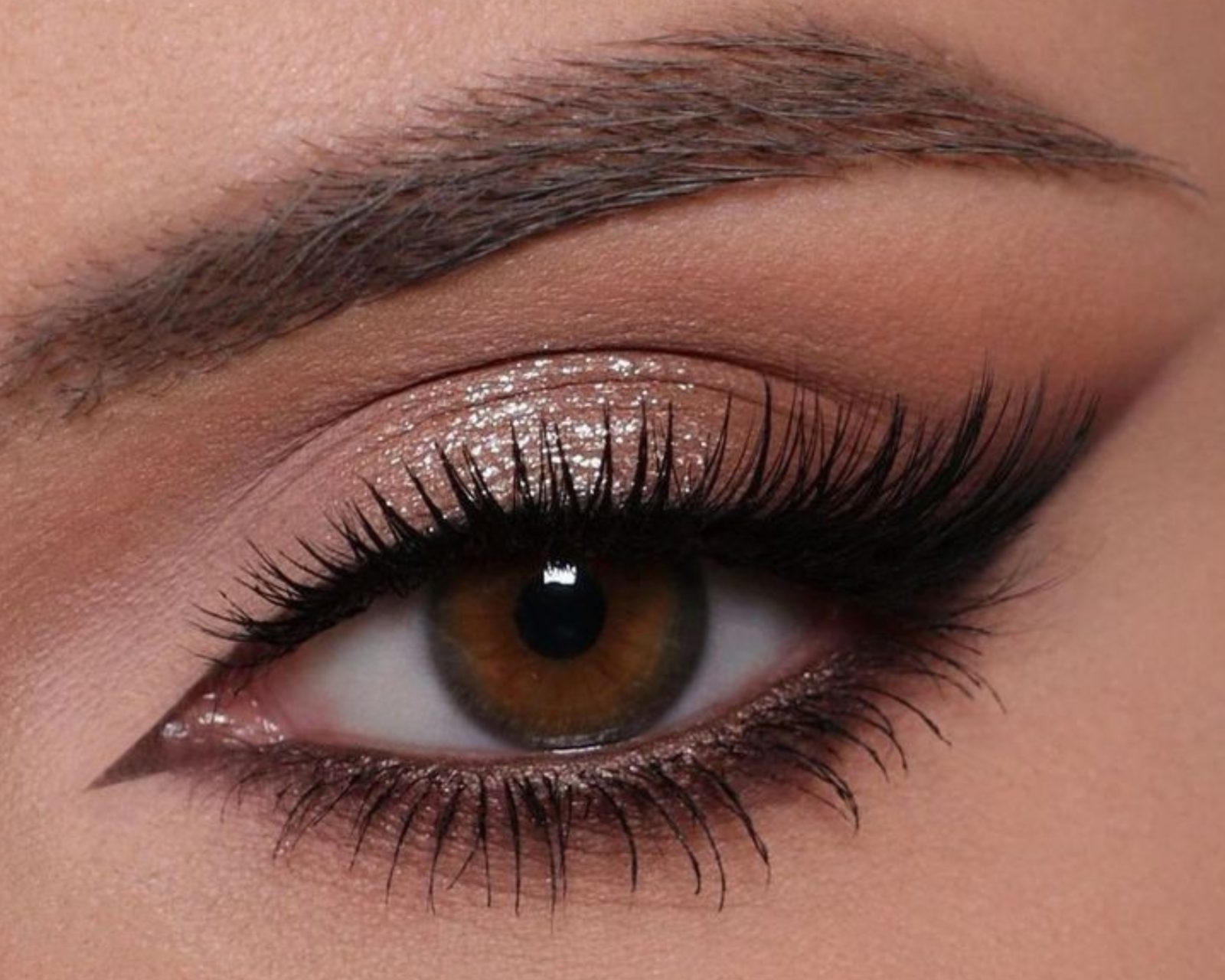 Delineado Esfumado: Um Olhar Clássico e Sofisticado